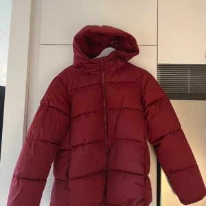 Vinröd pufferjacka från Lefties - Säljer min supersnygga vinterjacka från Lefties. Använd ett fåtal gånger så i superbra skick! Passar storlek S-M. Skriv för fler frågor❤️priset går att diskutera💕
