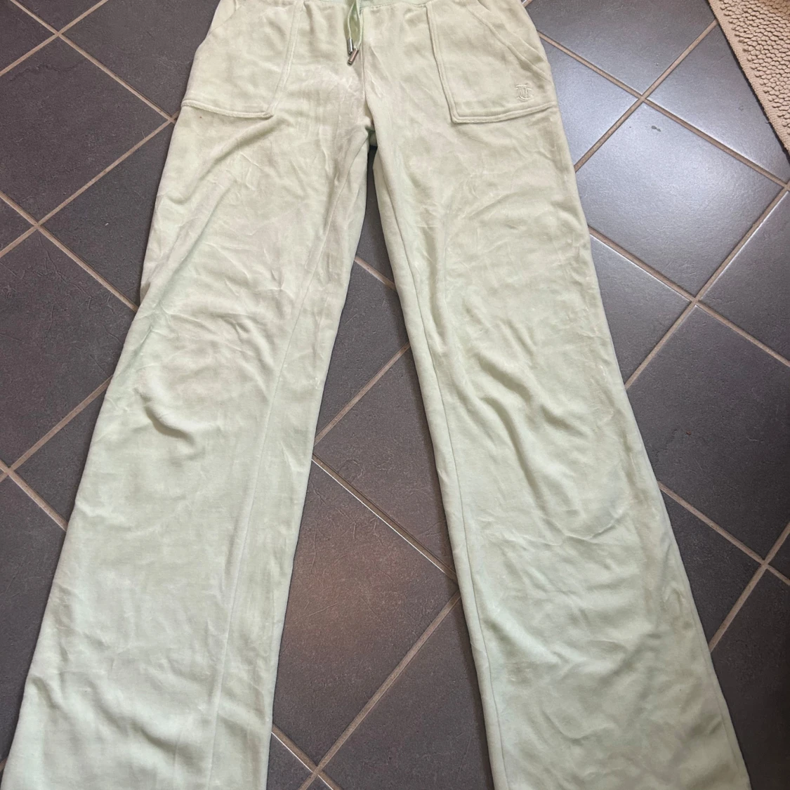 Ljusa juicy mjukisbyxor med snörning - 92