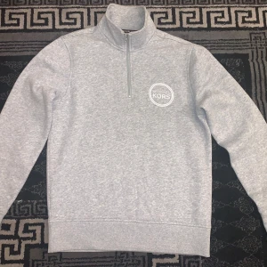 Tröja (ny Michel Kors)!  - Säljer en snygg grå Michael Kors lyx tröja i storlek S. Den har en halv dragkedja och ett stilrent KORS-märke på bröstet. Perfekt för både vardag och lite finare tillfällen. Tröjan är testad ett fåtal gånger annars helt ny (inga märken) och superbekväm att ha på sig.