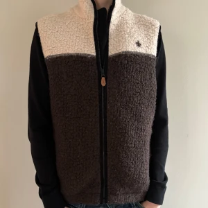 Morris väst - Säljer denna tvär feta Morris väst. Köptses ny föra hösten för 1800kr men använt sparsamt. Storlek XS men skulle säga att den även passar S. Perfekt nu när det börjar bli lite kallare ute. Bara att höra av dig om du har några frågor. 