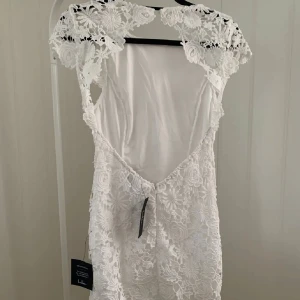 Vit studentklänning  - Säljer denna oanvända studentklänning i storlek S. Den är verkligen så vacker men jag använde en annan klänning istället❤️den är ifrån ett märke som heter Lulus och nypris var 855kr.