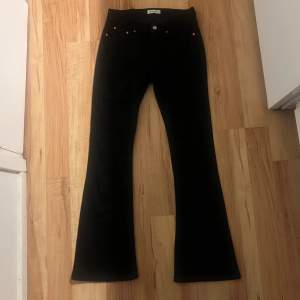 Säljer ett par svarta bootcut low/mid waist jeans från Gina Tricot. Köpte dom för 500kr, och de är i nyskick då jag aldrig använt dom.                                                              Storlek: 36. Skriv för mer info. 💕