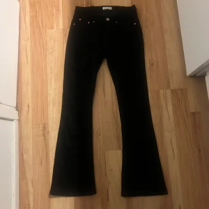 Svarta lågmidjade bootcut jeans  - Säljer ett par svarta bootcut low/mid waist jeans från Gina Tricot. Köpte dom för 500kr, och de är i nyskick då jag aldrig använt dom.                                                              Storlek: 36. Skriv för mer info. 💕