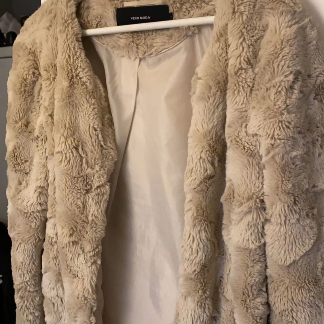 Beige pälsjacka från Vero Moda - 91