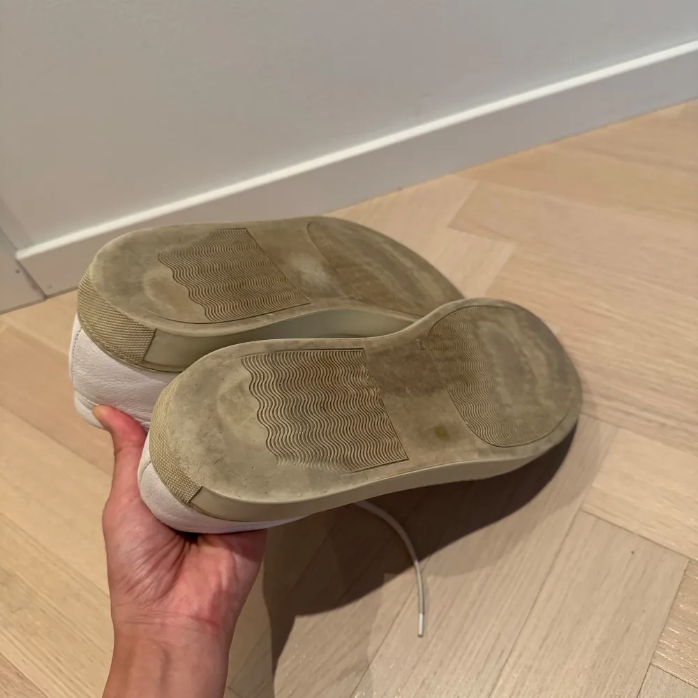 Säljer ett par vita lädersneakers med snörning från Sweyd i modellen 055. De har en klassisk design och är i bra skick med lite slitage på sulan. Perfekta för vardagsbruk och passar till det mesta i garderoben. Nypris 2899 kr säls för 1200 kr. Kengät.