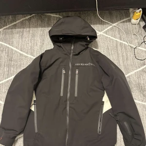 Moncler high performance jacka  - En moncler jacka i 7/10 skick som är använd, har inga skador och är som ny. Perfekt nu när det kalla vädret börjar komma in då den är varm. Inte äkta men hög kvalitet. Köptes Originalt för 2500 sek. Passar både storlek s och m😊