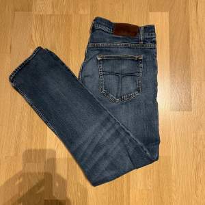 Tja, säljer dessa ljusblåa Tiger Of Sweden jeans i storlek 32/32. Dem är i otroligt bra skick, 9,5/10. Dem är nästan helt nya och as bra nu inför hösten/vintern. Hör av er vid fler frågor!😁