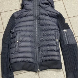 Moncler cardigan - Mörkblå moncler cardigan, storlek M i mycket bra skick. Den sitter väldigt bra runt midjan till skillnad från de flesta andra moncler cardigans. Nfc scan finns