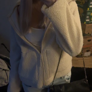 Teddy Jacka H&M - Säljer den virala Teddy jackan från h&m | slutsåld överallt! Helt ny med lappen på💕 | finns i  M & L