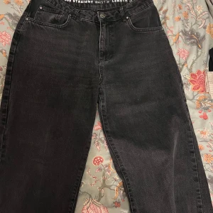 Jeans ifrån bikbok - Säljer dessa super fina jeans ifrån bikbok i modellen 90s straight i storleken 31/ 34.  Använda fåtal gånger!
