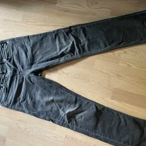 Feta replay jeans från kids brandstore! skick: 8,5/10 | nypris är runt 800-900 kr | Jag säljer för 399! Hör av dig vid frågor eller funderingar! Dessa byxer är i storlek 16 år / 166cm men dom är knga slim byxor coh jag är 171 och dem är perfa! 📦🍂✅