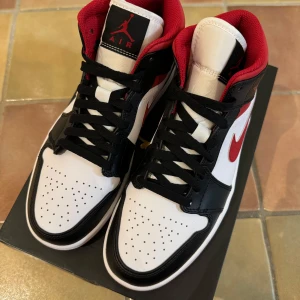 Air Jordan 1 mid gym red - Air Jordan 1 mid gym red Helt nya  Storlek: 40