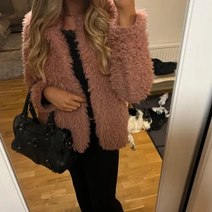Fluffjacka/pälsjacka - Superfin rosa Fluffjacka i storlek Xl. Köpt på gina tricot. Håller värmen bra💗💗