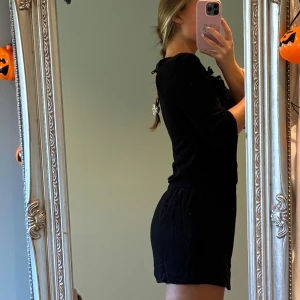 svart klänning - svart klänning med detaljer fram och små detaljer vid sömmar