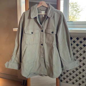 OVERSHIRT - Grön overshirt/jacka i denim från H&M! 💚Superfin med fickor framtill, perfekt över en stickad tröja nu till hösten. 