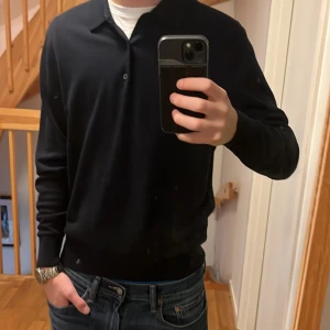 Uniqlo tröja - Tja! Säljer denna schyssta tröja från Uniqlo! Nypris 500kr, mitt pris 149kr! Skön merinoull. En liten fläck på tröjan, går bort i tvätt! Vid minsta fundering tveka inte att kontakta mig! Pris hugget i sten! //Nils