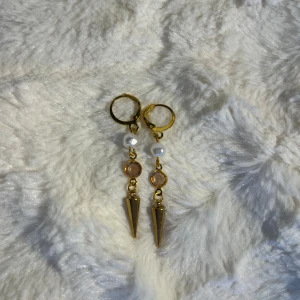 Fina nit örhängen 💗 - Hemmagjorda fina nit örhängen med rosa diamant 💗