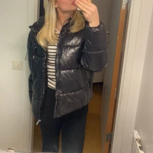 Puffer jacka - Säljer även denna puffer jacka från lager 157 i storlek S! Superfin och trendig jacka💘 Perfekt nu när de börjar bli kallt! Använd gärna köp nu men kontakta mig först🎀