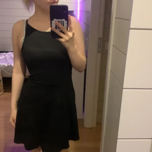 Svart klänning  - Säljer denna jättefina tighta figursydda klänning från ginatricot, den har en liten öppning i slutet av ryggen. Den är knappt använd.