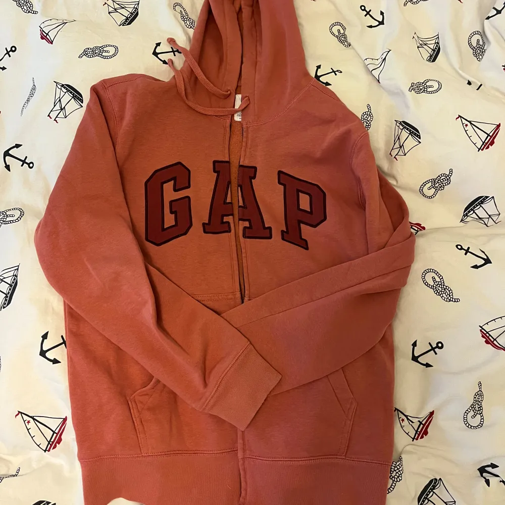 GAP huvtröja med dragkedja i storlek S. Hoodies.