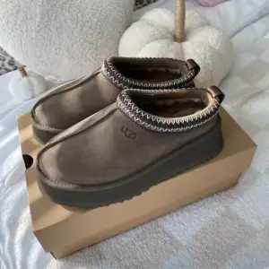 Säljer dessa helt nya uggs då jag bestämde två par, helt slutsålda ugg hickory color tazz💕