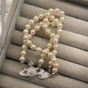 Vivienne Westwood halsband  - Säljer mitt fina pärl halsband från Vivienne Westwood. Använd ett fåtal gånger. Har tyvärr inte boxen kvar längre