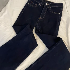 Mid waist flare Jeans  - Bra skick, inga skador super snygga 