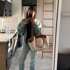 Väska  - säljer min Zara väska, använd få tal gånger utan några defekter.🥰den är  rymlig och perfekt som travlebag eller skolväska 💼 