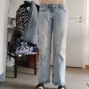 Weekday arrow low low rise jeans  - Storlek 26/30 men sprättat upp där nere så de blir längre.