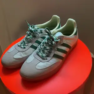 Used Adidas Samba, but in extremely well condition. 