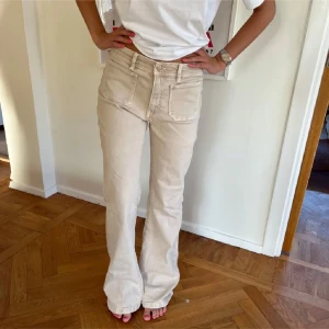 Jeans med fickor fram  - Beige Lågmidjade jeans med fickor framtill!! Använda typ tre gnr💕passar s/m