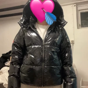 nelly jacka💞💞 - jätte fin och modern vinter jacka från nelly!!💖 den är i storlek L men den passar jätte bra för dig som är M