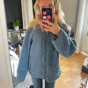Teddy jacka - Knappt använd blå Teddy jacka med luva❤️