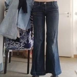 LDB vintage jeans  - Fina vintage jeans från ldb. Storlek 170, är själv 170 cm och tycker de är lite korta för mig. Skulle rekommendera för någon kortare.