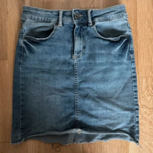 Jeanskjol - Tight jeanskjol i stretchigt material Två fickor baktill  Xs men pass S