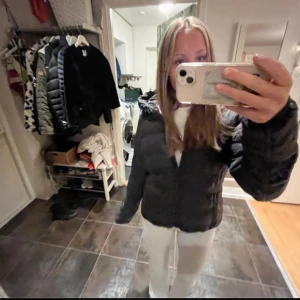 Snygg vinterjacka - Snygg och varm vinterjacka i nyskick, i märket vinson polo club. Nypris 1200kr. 