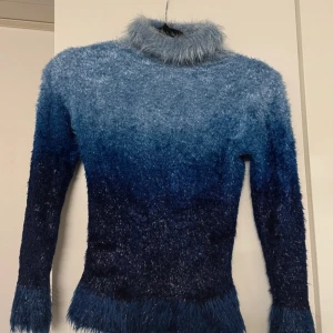 Tröja - Snygg tröja i ombre blå, finns ingen storleks tag men skulle nog säga det är en xs / s