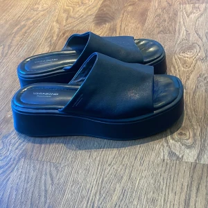 Vagabond Courtney sandaler - Väl omhändertaget läder, sjukt skön sula, bra skick och allmänt tåliga sandaler! Nypris 1000kr Love these! Men använde dem inte 1 enda gång denna sommar :( Vill att de ska älskas av nya fötter<3