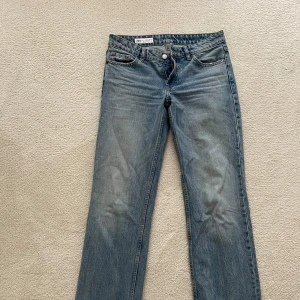 Zara jeans  - Raka ben och Låg midja 