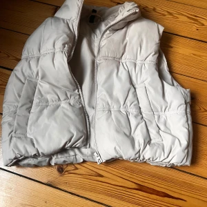 Beige väst - Från hm. Stl s