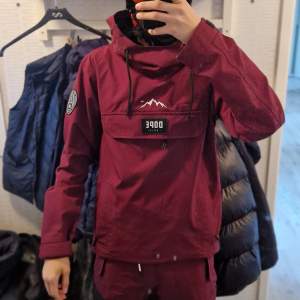 Letar du efter den perfekta kombinationen av hoodie och skidjacka? Då är de här rätt! Snowboard/skidjacka som är vattentätt  Använd max 5 gånger Inget fel på den, hål eller liknande finns inte! Skriv för mer information!  Nypris: 1899kr