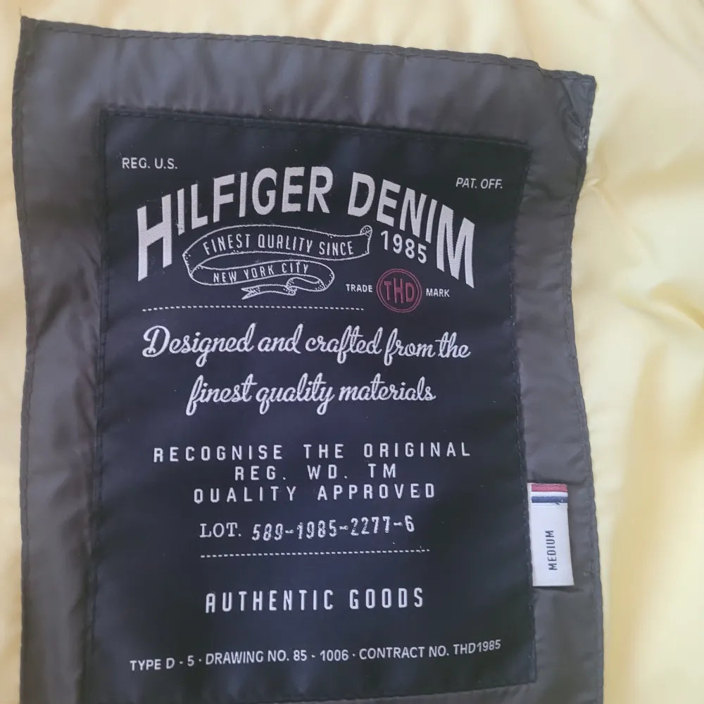 Tommy Hilfiger jacka herr i storlek M. Har använt den vid ett tillfälle och det är som ny Ny pris 3295kr. Jättefin jacka i toppskick. Takit.