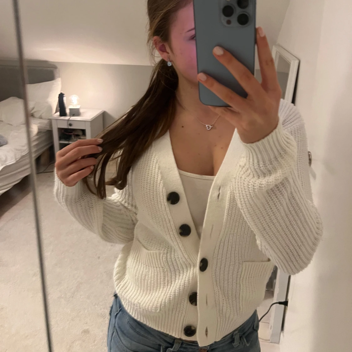 Vit ribbad kofta med knappar