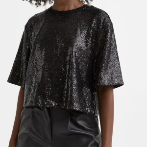 Paljett topp  - Svart paljett topp från hm. Köptes 2021 till nyår och har använts en gång🖤