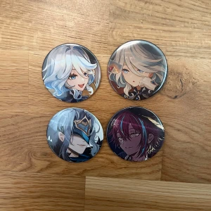 Genshin/project sekai pins - Furina, Dottore and Rui pins, in good condition, has never been used and selling 50kr for all of them c: