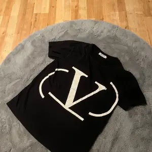 | Säljer nu en asfet t-shirt | Märke: Valentino Garavani | Storlek: S | Skick: 8/10 | Nypris ligger runt 2 tusen | Material: Bomull | Skriv till mig för fler frågor och bilder | 