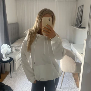 Vit hoodie - En vit hoodie från hm, så nice modell, Strl M men passar mig perfekt som är xxs-xs också 😍 OBS! Laddat upp massa nytt fint till hösten så gå in på min profil och kolla så kan jag samposta 🥰🌸