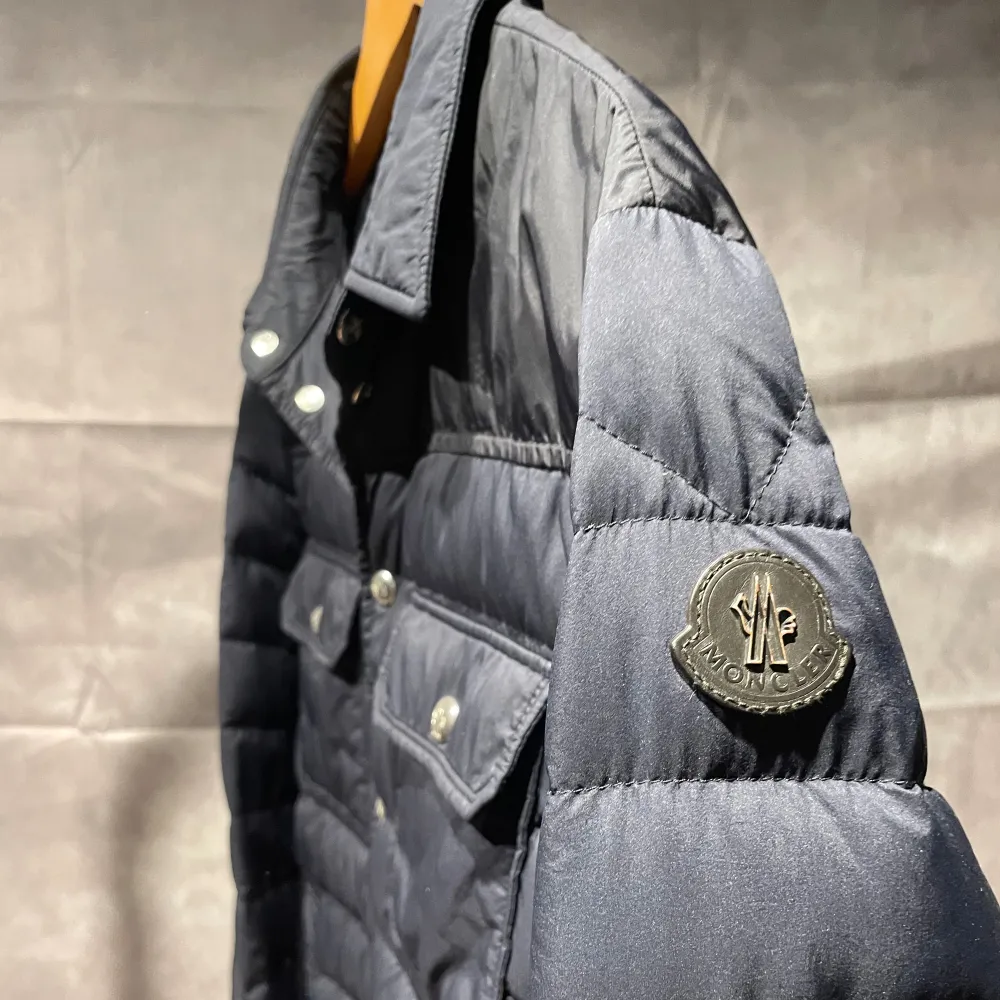 Moncler | Nypris ca 9000 | Modell Mirmande | Storlek 4 (M) | Skick 7/10 |. Jackor.