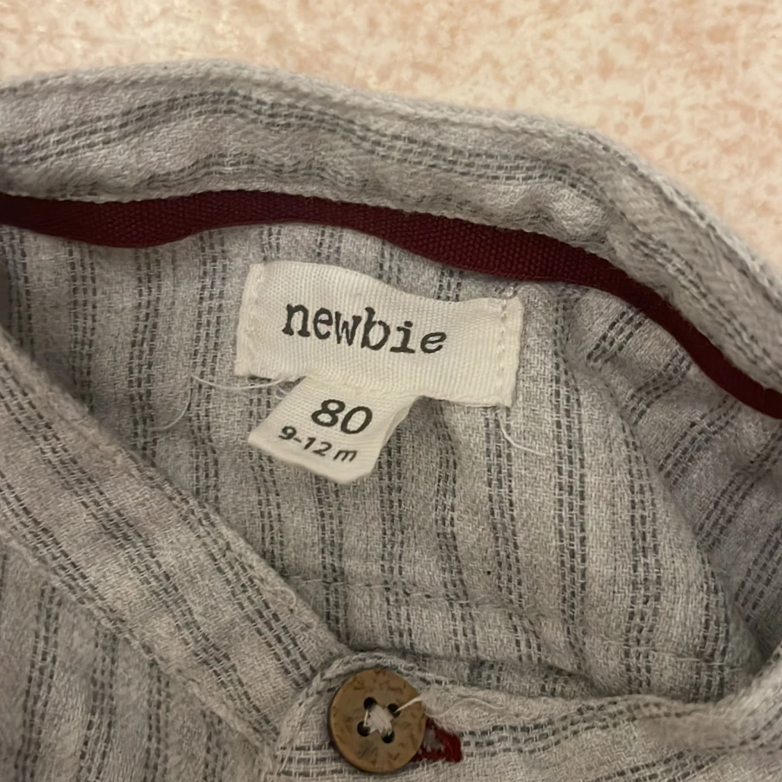 Grå och vit randig skjorta från Newbie - 91