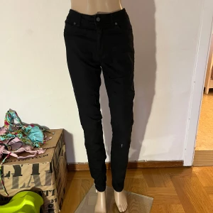 Svarta only jeans byxor - Fläck enligt bild. Inte testat tvätta bort den. I övrigt inget att anmärka på.